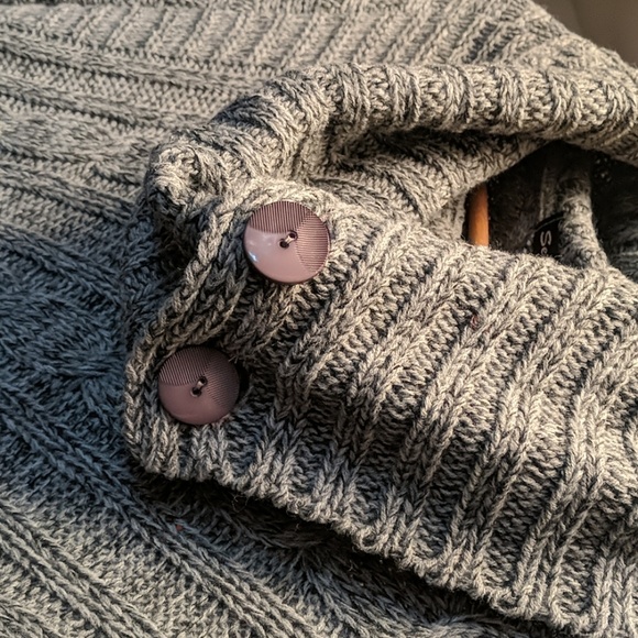 Knitted Sweater Cape/Ponch w/Fingerless Gloves - Picture 2 of 7